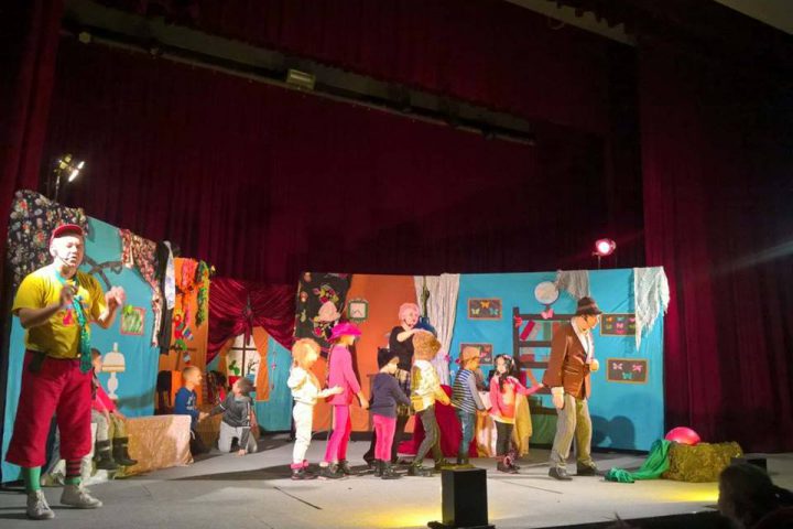 Więcej o: przedstawienie teatralne „Szalone bajeczki z dziadunia teczki”
