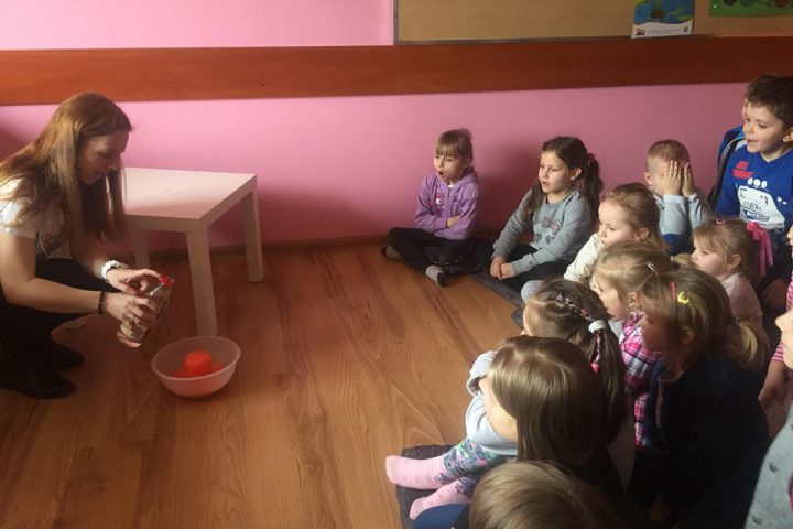 Więcej o: poranek edukacyjny w klubie wesołych podróżników organizowane przez akademię twórczego rozwoju bystrzak oraz centrum helen doron w olkuszu.