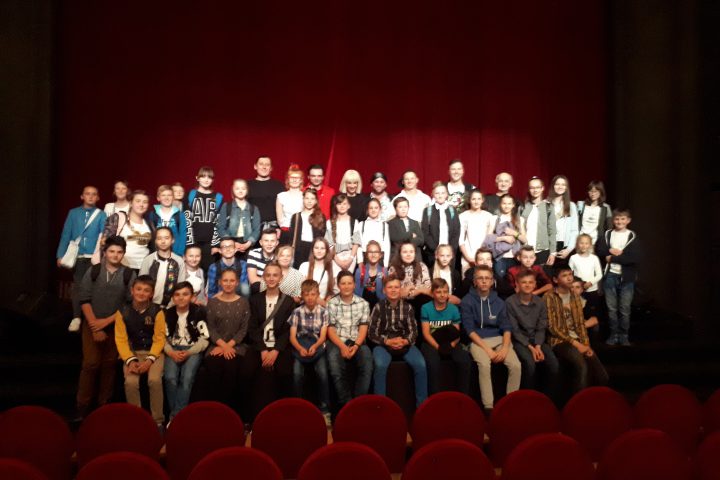 Więcej o: Uczniowie w Teatrze Zagłebia na sztuce” Wakacje z duchami”!