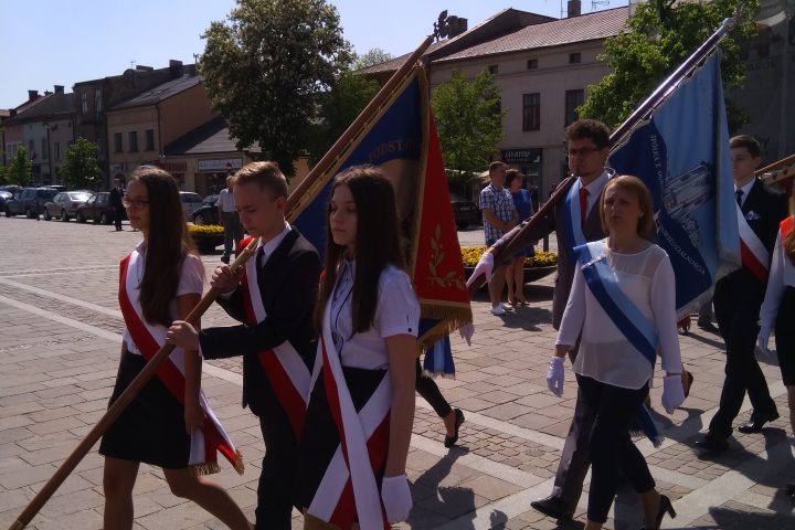 Więcej o: Uczniowie z pocztem sztandarowym  na uroczystych obchodach uchwalenia Konstytucji 3 maja w Olkuszu!
